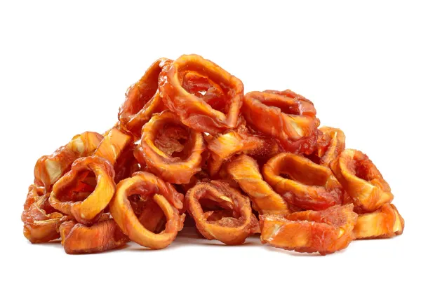 Pomarańczowe krążki uformowane na kształt pierścieni kalmara tworzą kopczyk.