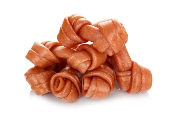 Krótkie, skręcone rolki z mięsa kurczaka o pomarańczowej barwie tworzą kopczyk.