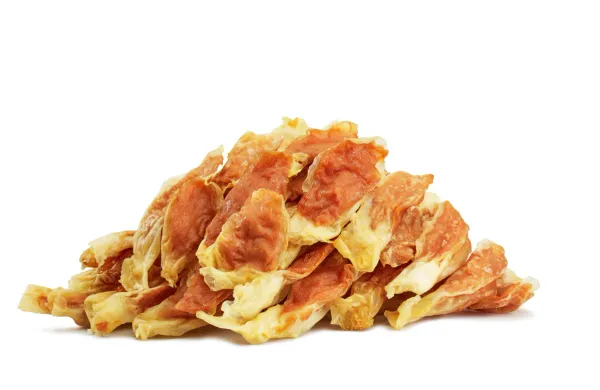 Suszone uszy królicze o jasnożółtej barwie tworzą kopczyk, a oblepia je pomarańczowe mięso kurczaka.